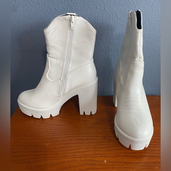 Lemonade White Platform Heel Lug Sole Boots Size 7 - Picture 3 of 7